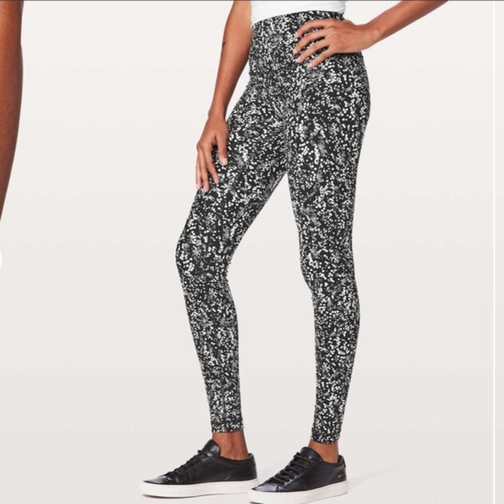 LULULEMON Wunder Under Super Hi-Rise‎ Legging 28"
Chirasu Black Size 4 Spotted
